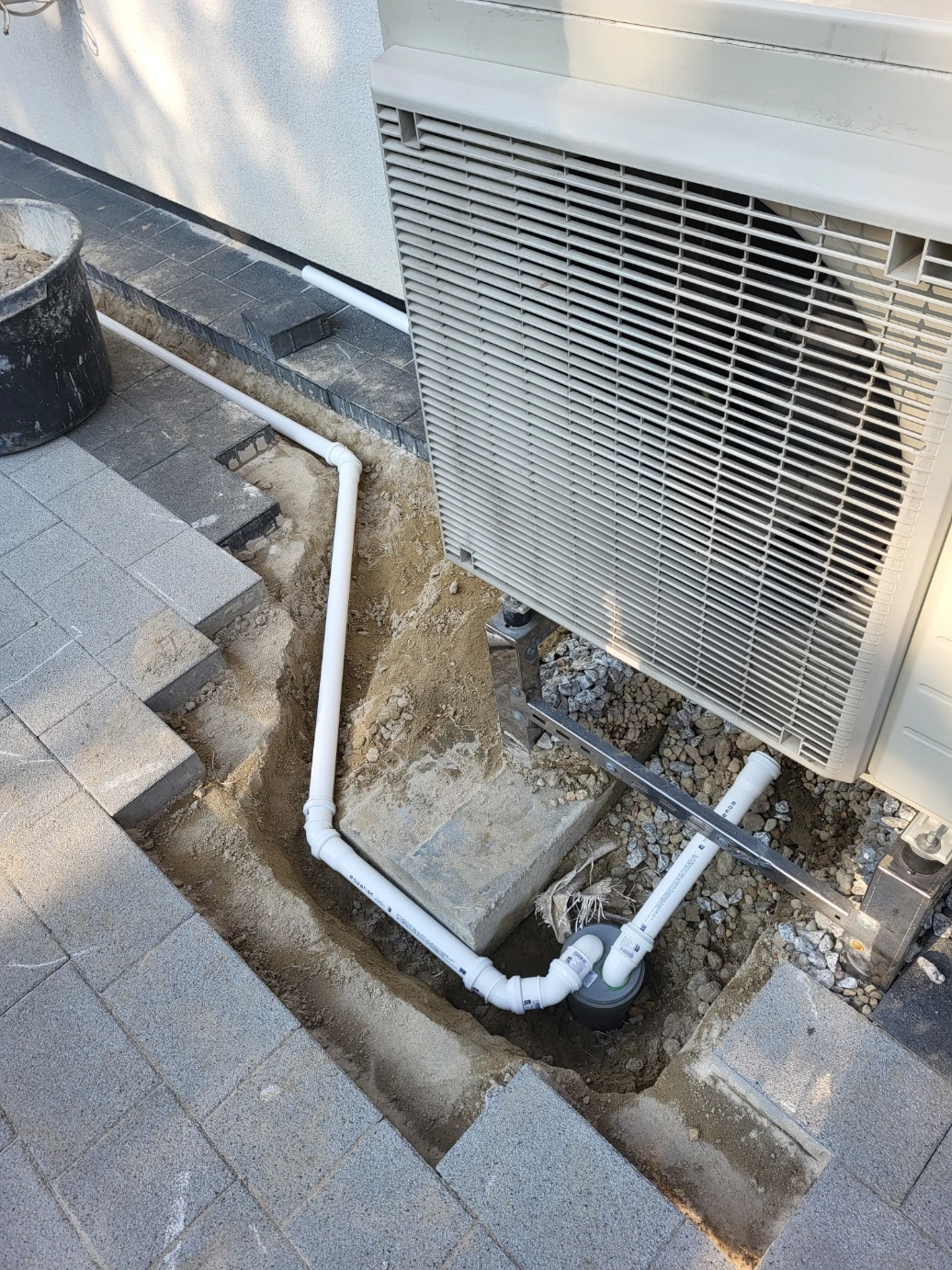 Odprowadzenie skroplin klimatyzatora z drutem grzewczym – instalacja iGoku Płock